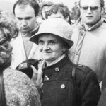 Pani Hana Ponická pri disidentskej akcii na Bradle (máj 1989)