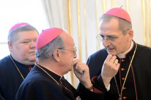 Novoroèné stretnutie prezidenta SR Ivana Gaparovièa s predstavite¾mi cirkví a náboenských spoloèností v utorok 14. januára 2014 vo Ve¾kej sále Prezidentského paláca v Bratislave. Na snímke apotolský nuncius Svätej stolice na Slovensku, J. E. Mons. Mario Giordana (uprostred) a bratislavský arcibiskup - metropolita Rímskokatolíckej cirkvi v SR a predseda Konferencie biskupov Slovenska Mons.Stanislav Zvolenský (vpravo). FOTO TASR  tefan Puká